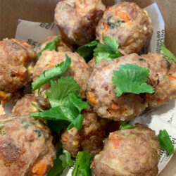 Boulettes thaïlandaises accompagnées d'une sauce épicée
