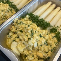 Asperges à la flamande avec un œuf brouillé et des pommes de terre sautées