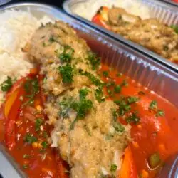 Gevulde puntpaprika met gehakt, provençaalse groenensaus en rijst