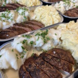 Rundsburger met bloemkool en gebakken aardappeltjes