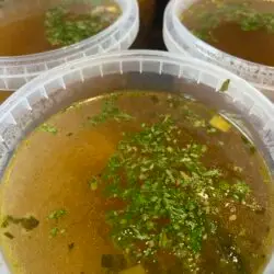 Bouillon de poulet aux petits légumes, vermicelles et boulettes de poulet