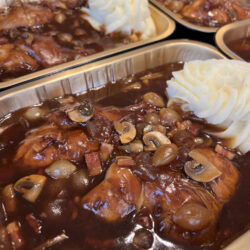 Coq au vin de coucou de Malines accompagné de purée (servie à part)