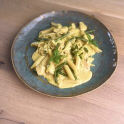 Pâtes au poulet, poireaux braisés, haricots verts fins et curry