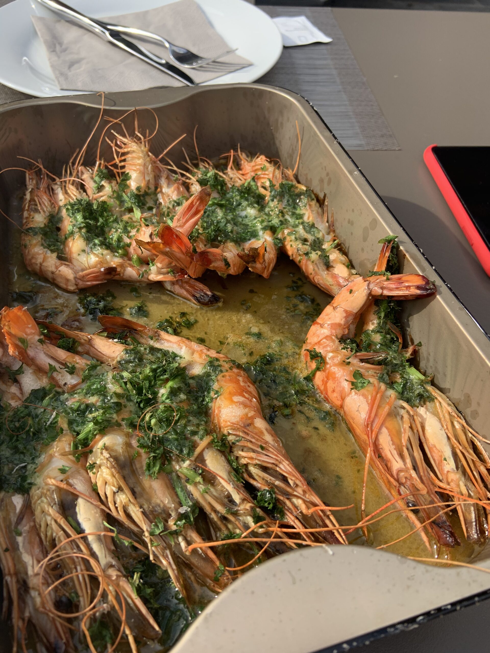 Gamba’s met kruidenboter, gemengd slaatje en aardappel in de schil