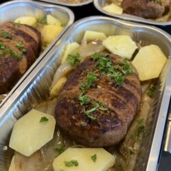 Vleesbroodje met stukjes zwarte pens, verse appelmoes en rodekoolstoemp